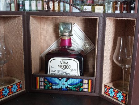 Tequila Viva México Extra Añejo 12 años 100% Agave - 700 ml botellas La Roblada Ed 25 aniversario Botella 73 de 200 Cask 47 Estuche de Piel con Arte Huichol + 2 copas Online now